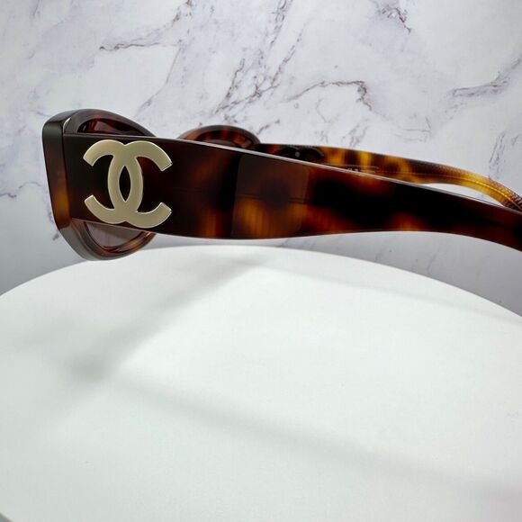 New CHANEL Sunglasses - Picture 7 of 16